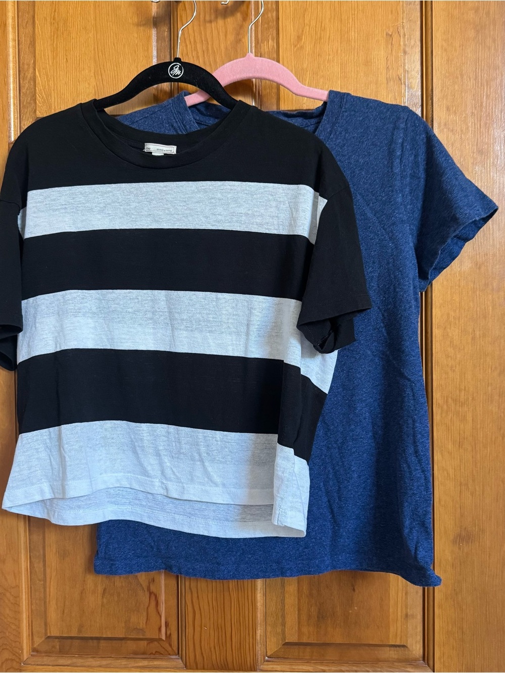 🎀 5 for $25! 🛍️ Bundle of 2 Tshirts GAP and J. Crew